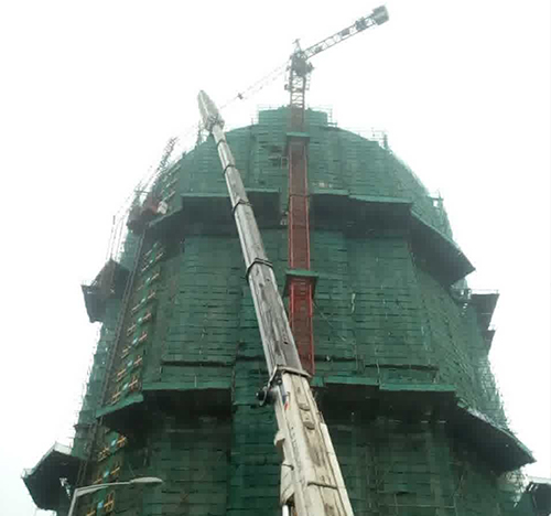 余江吊车在工地上作业